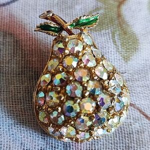 Unsigned Vintage Aurora Borealis Rhinestone Enamel Pear Fruit Gold Tone Brooch